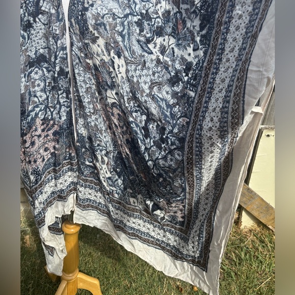 💝7 for $21 / Blue and Cream Floral Cover Up with Flare Sleeves - Picture 2 of 16